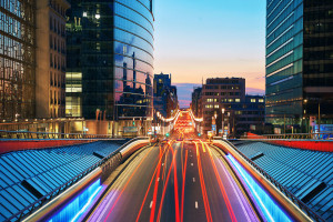 Long exposure shot of a downtown street at sunset. Skyscrapers on background with traffic lights. Brussels, Belgium. Image de la Méditerranée